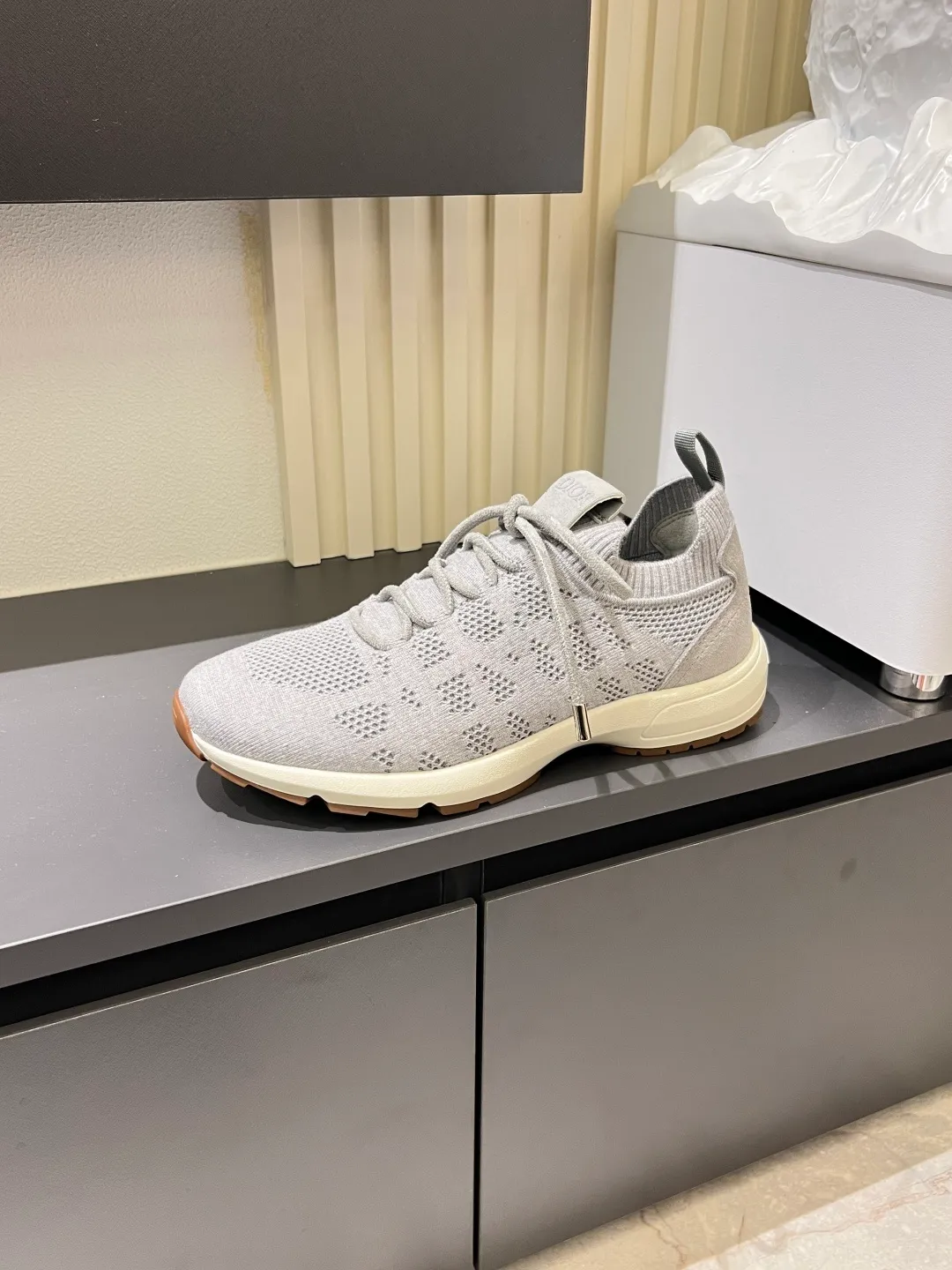 p380 Dior B80 sneakers are a new product of Dior men's series, focusing on comfort and fashion. The upper is made of breathable mesh + fabric splicing, which is lightweight and fits the shape of the foot, making it super comfortable for daily wear. The sole is made of rubber, which has great grip and wear resistance, and is suitable for commuting or light sports. The overall style is simple, the gray tone is versatile, and the shoelaces are adjustable for a more stable fit. Designed by Kim Jones, it is both practical and trendy. It is one of the new hot items in early spring①. size: 38-45 (45 customized)